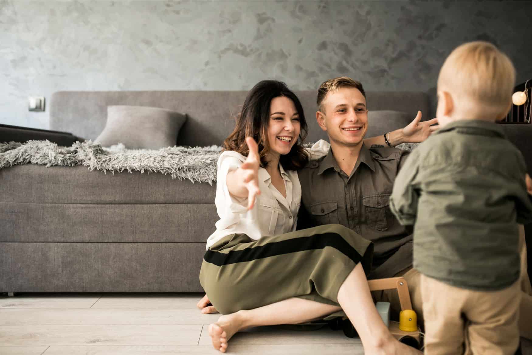 תמונה של משפחה מאושרת עם חימום תת רצפתי בערד